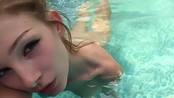 Jeu Solo Au Bord De La Piscine Avec Une Fille Excitée