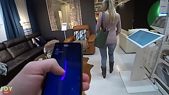 Une Accro Au Shopping Amateur Profite D'Un Jeu De Vibromasseur Dans Un Magasin Public