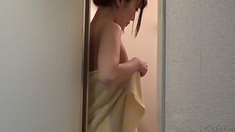 Kijk Hoe Japanse Tiener Sarina Kurokawa Wordt Doordrenkt In Een Hete Douche