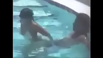 Une Session Chaude Dans La Piscine Se Transforme En Sexe De Couple Chaud