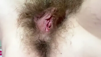 Gros Plan Intense De Masturbation Avec Un Gros Clitoris Et Une Chatte Poilue Dégoulinante