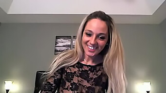 Performance Nua De Nikki Sims Na Webcam